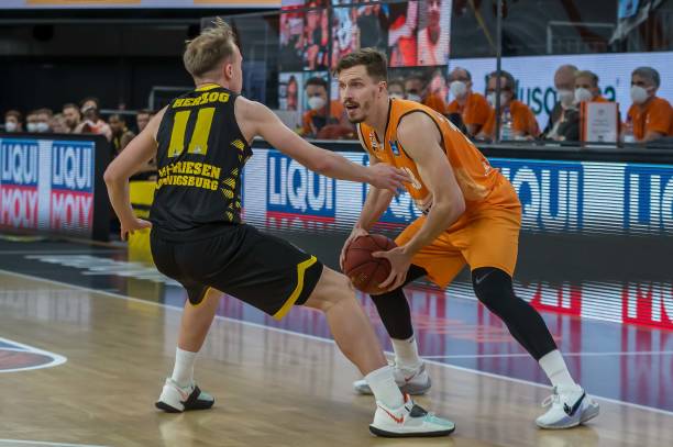 而作为前锋 而作为前锋