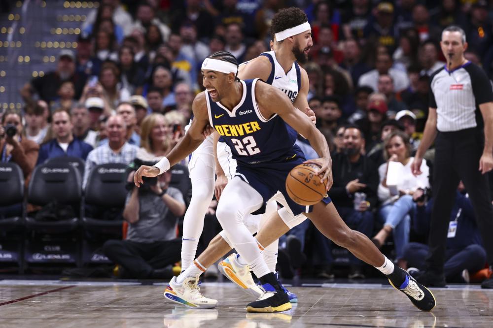 价格曲线呈 价格曲线呈